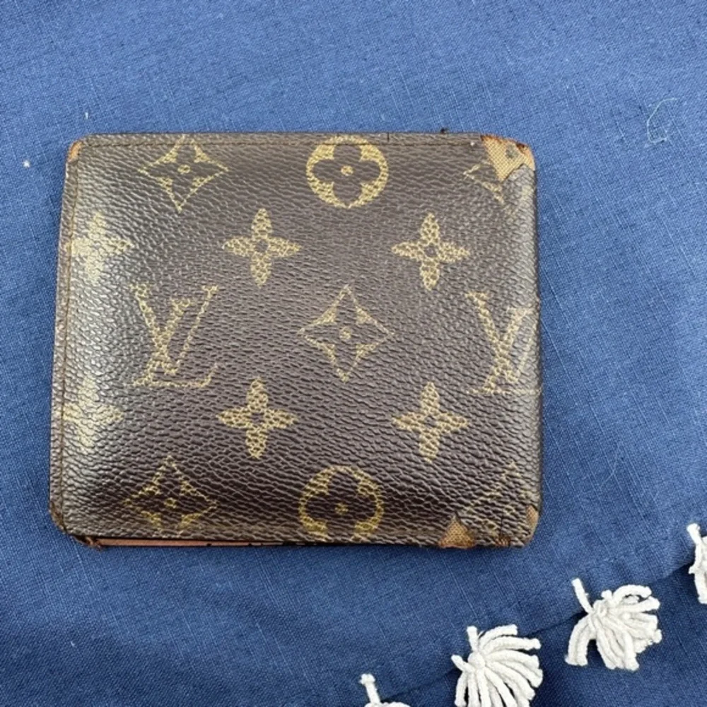 AUTHENTIC Louis Vuitton wallet. Monogram pattern.